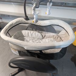 Used Bassinet Good Condition -Doesn't Have Cord So Can't Turn On, Selling For Friend Who Lost It