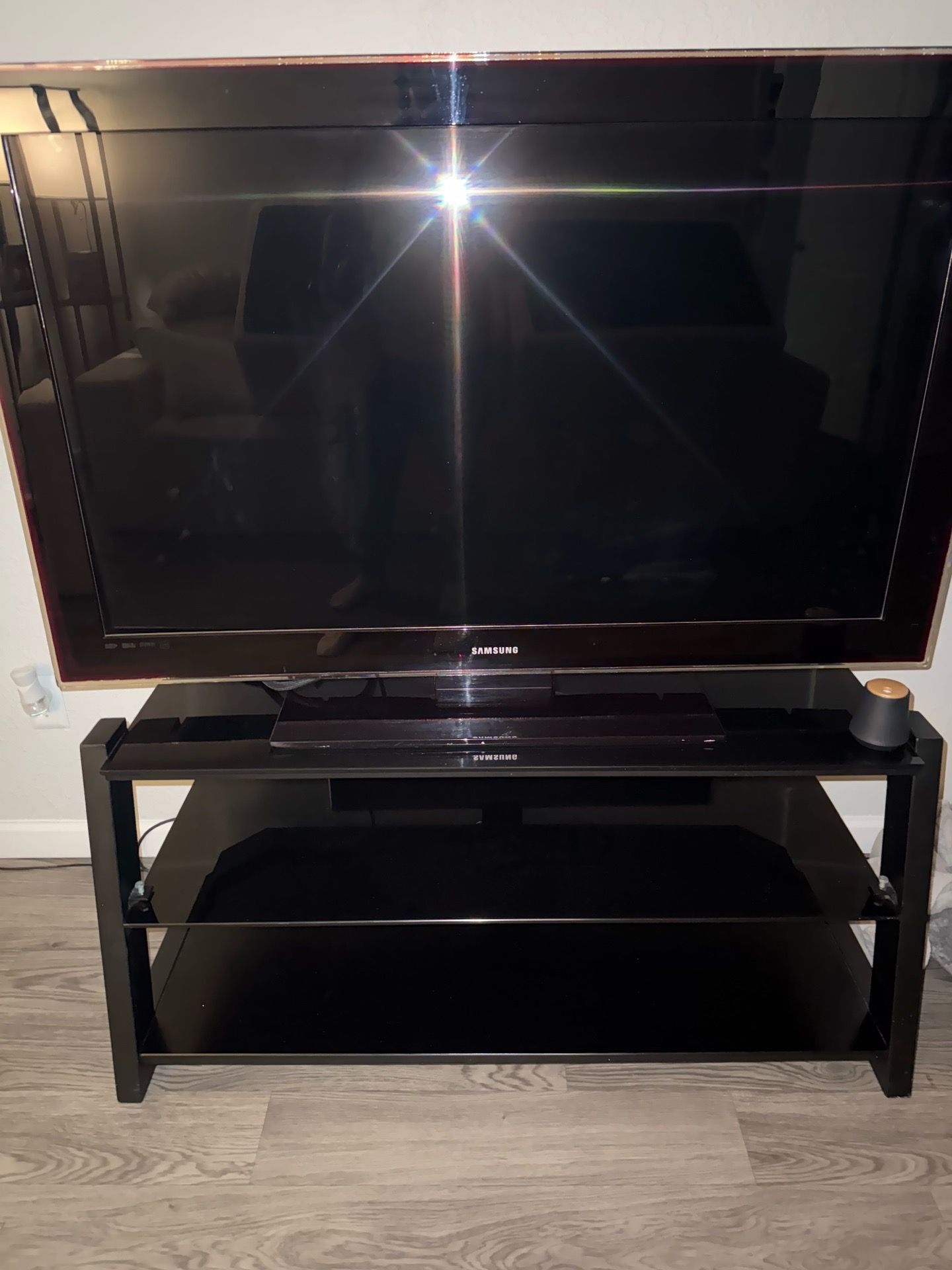 Tv stand + Tv + soundbar for 60$