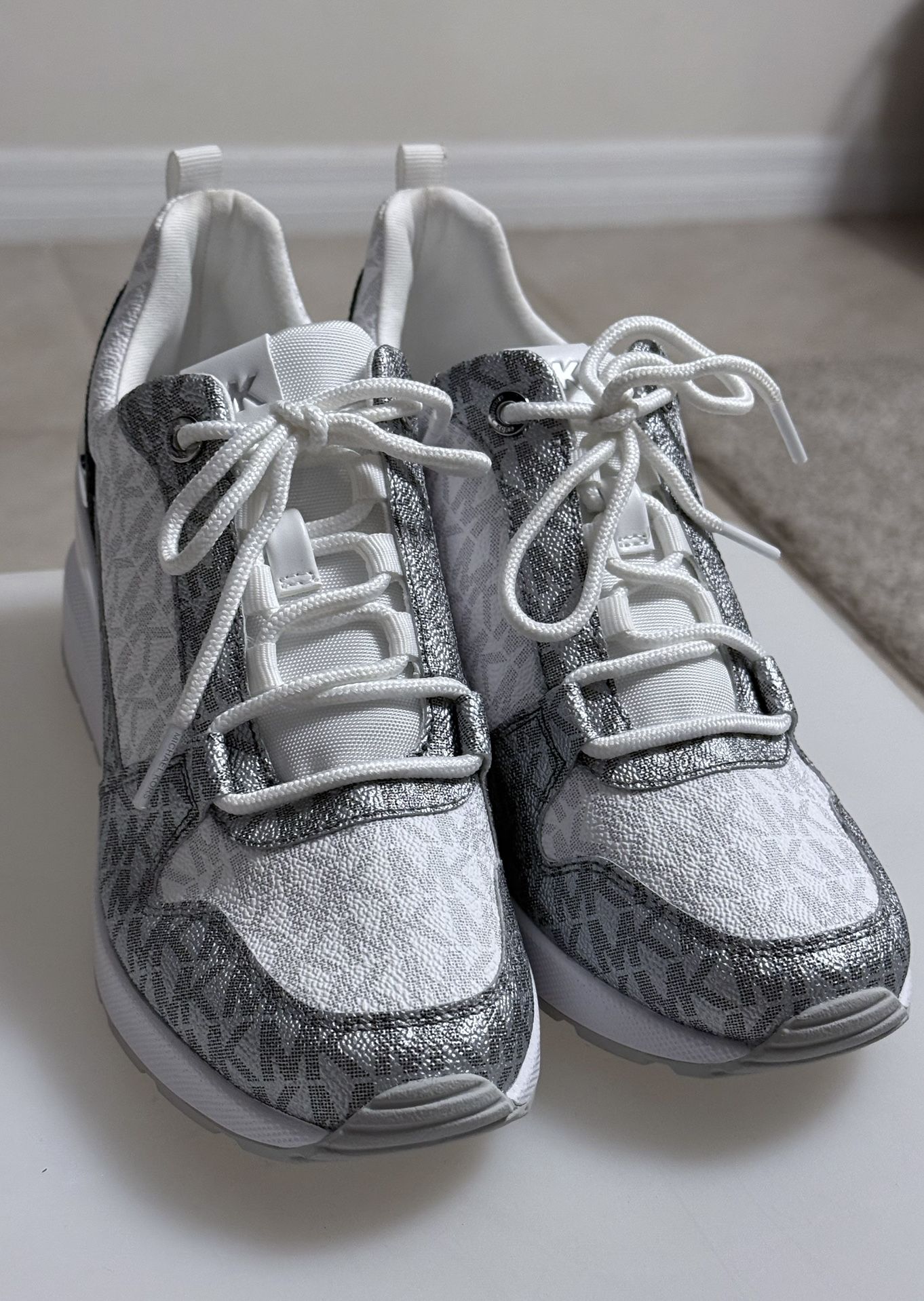 Kors Allie Michael Kor Chaussure Michael Kors Women's Allie Trainer  Sneakers White/Silver New