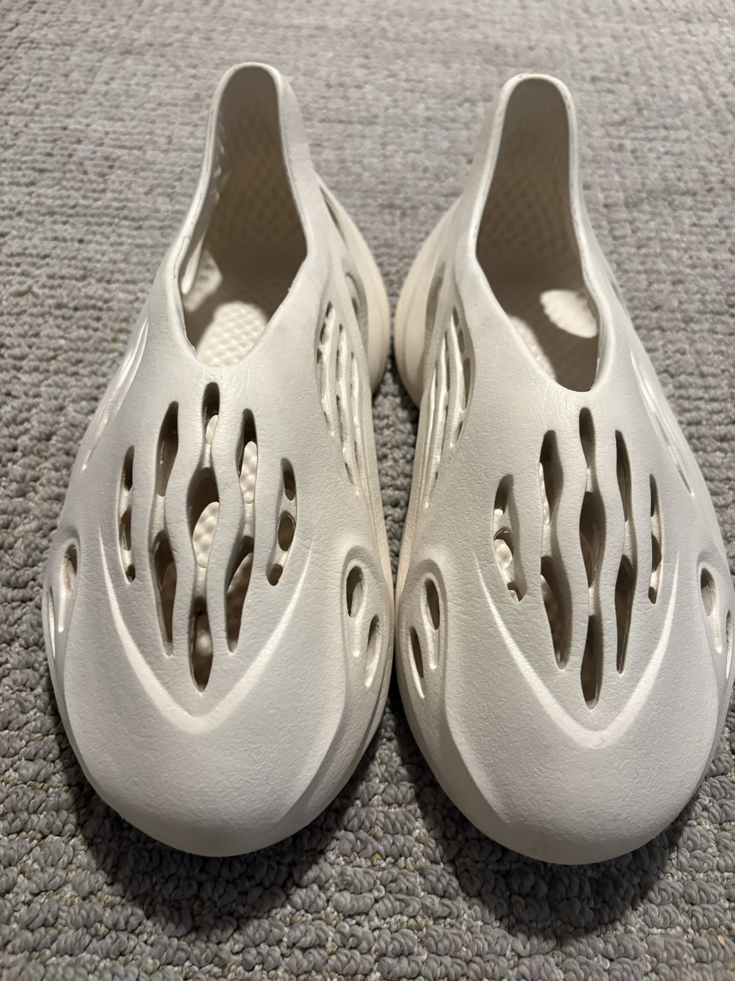 Cream Yeezy Foam Runners Size 9