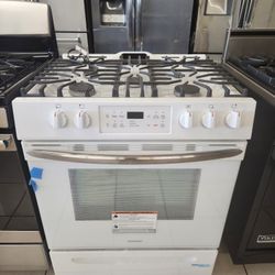 Una Estufa De GAS FRIGIDAIRE Cuatro Meses De Garantia Se Yeva Adomisilio