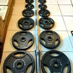 FULL  SET  OF  FITNESS  GEAR  OLYMPIC  EASY  GRIP  PLATES :  (45s 35s 25s 10s 5s 2.5s)  & 7  FOOT  BARBELL  BAR 