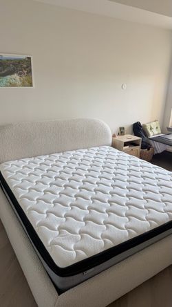 King 14” Hybrid Mattress (ONLY mattress, bed frame NOT included)