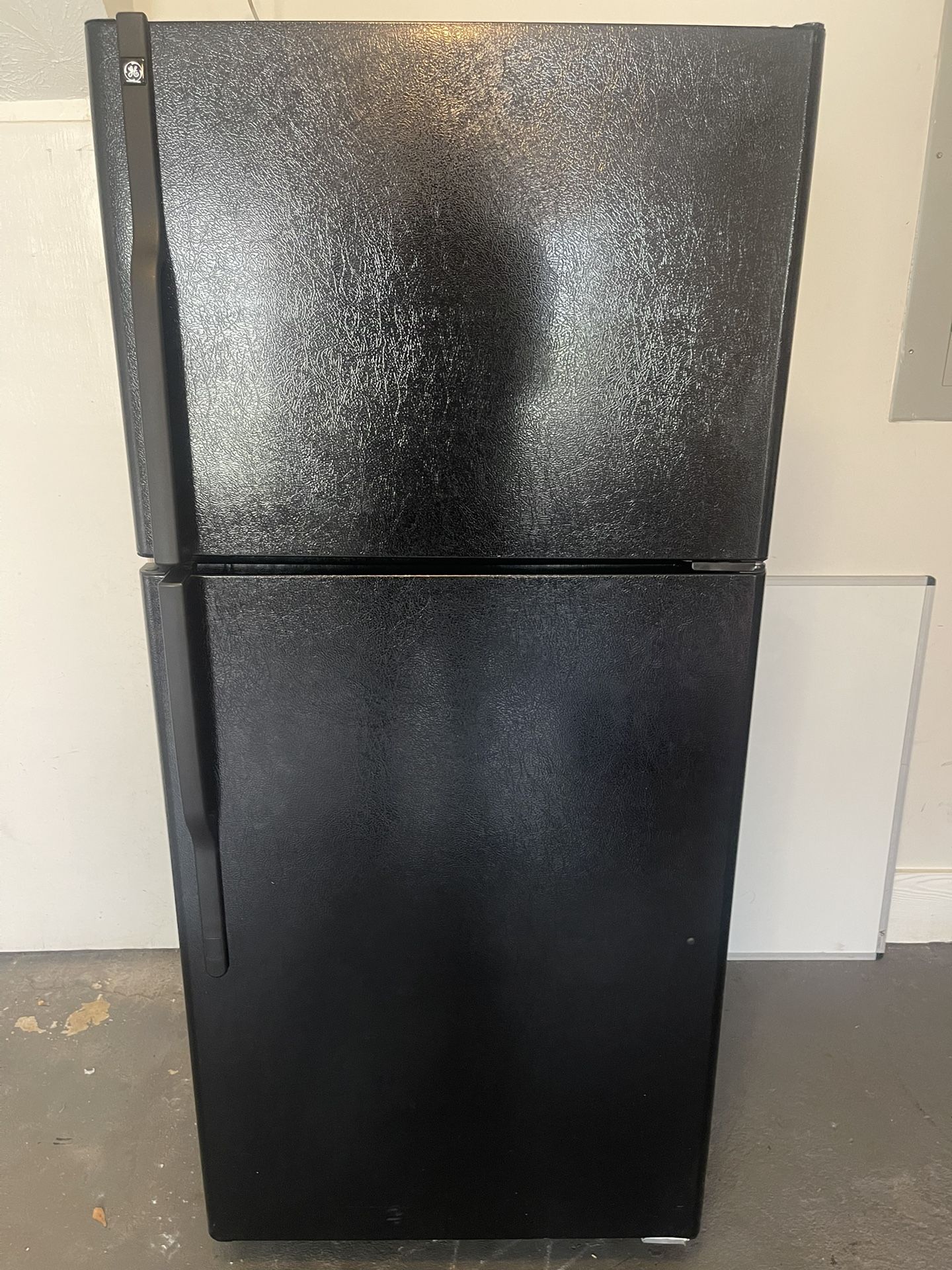 Fridge With Ice Maker And Stove For Sale !!