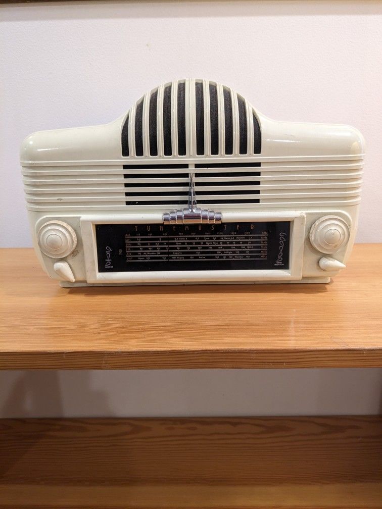 Cool looking, good sounding Table Radio