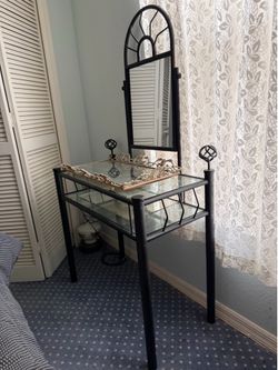 Vanity table