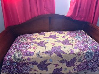 Tv and day bed for sale with mattress