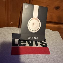 Beats Solo Pro Ivory Color Brand New Original 💯 % $220   Pick Up Only  👌👌👌 Firm price 
