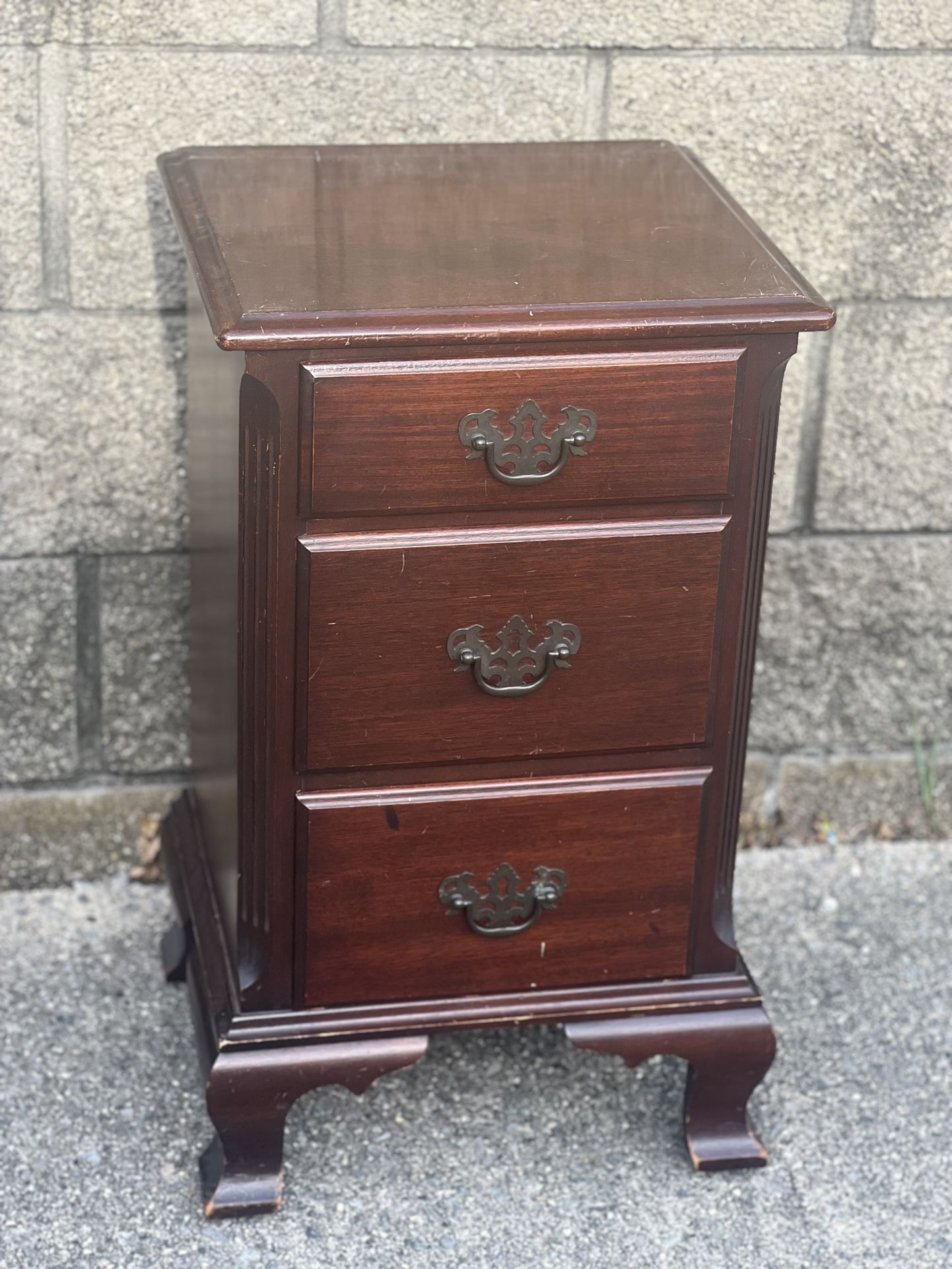 Kling 3 drawer mahogany nightstand