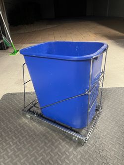 Pull out trash can