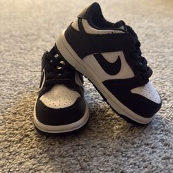 Nike Dunks (Panda) size 5C