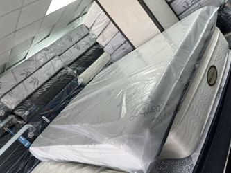 Queen mattress memory foam new
