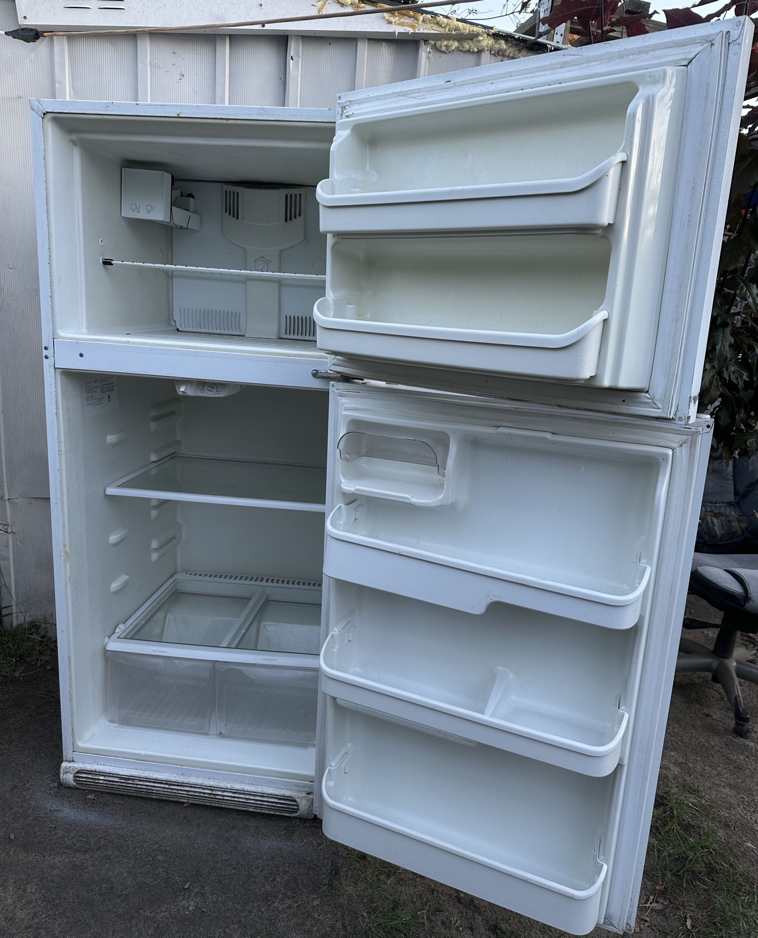 FRIGIDAIRE Refrigerator Model (FFHT2126LW2)