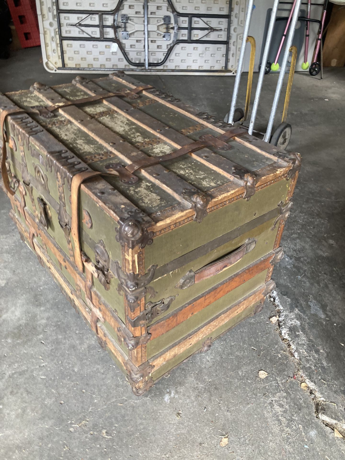 era. 1920,s Steamer Trunk