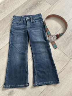 Wrangler size 4 girls cowgirl jeans with beautiful belt with buckle (ages 3-5 girl). Only worn 2x!