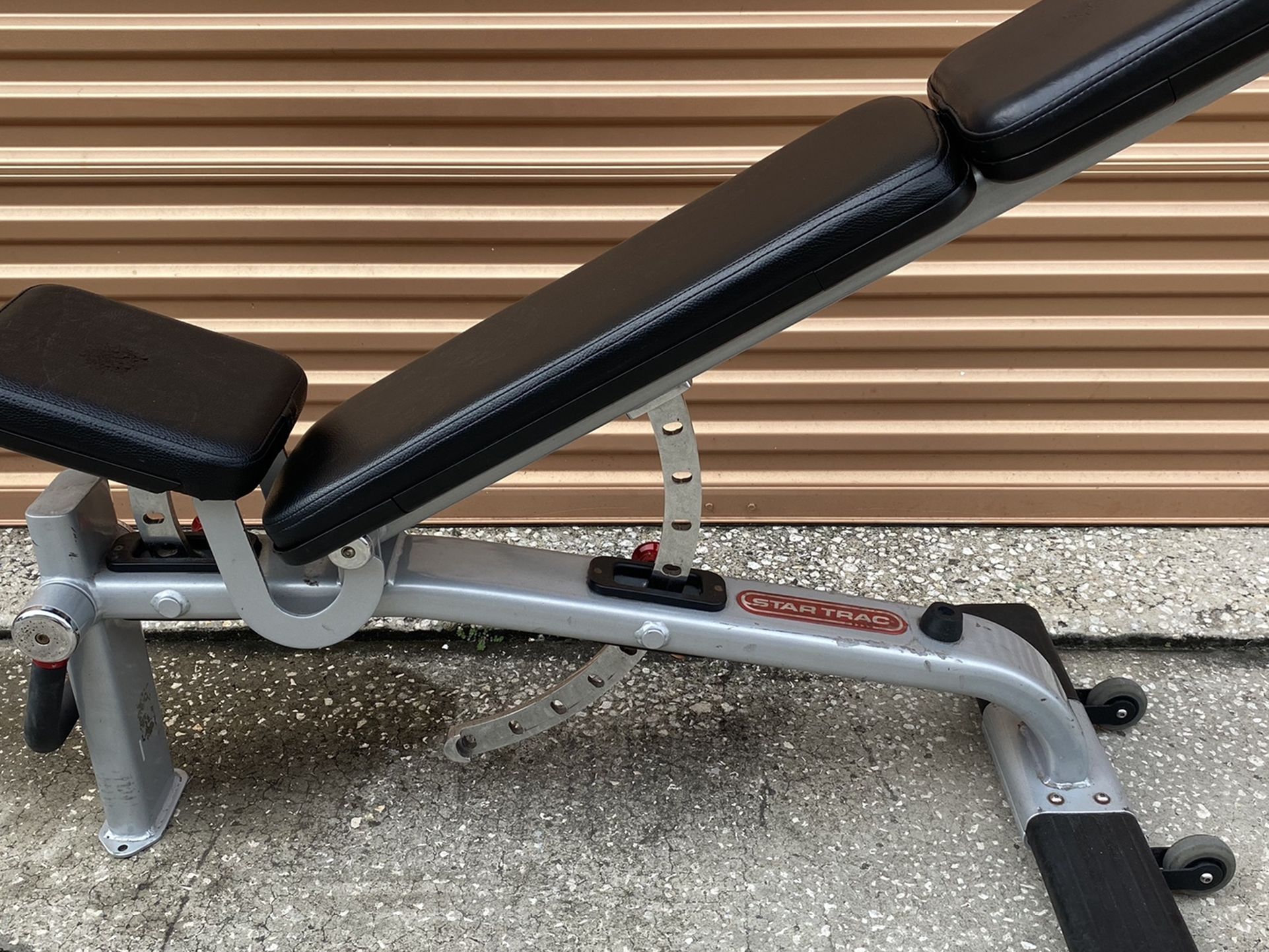 Like New Star Trac Commercial Flat, Incline , Decline And Shoulder Press Adjustable Weight Bench