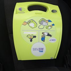  "ZOLL AED Plus - Equipo de seguridad" o "ZOLL AED Plus - Primeros Auxilios".