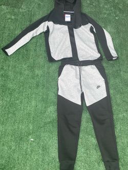 Black and gray Nike tech