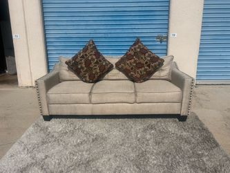 Free Delivery 🚚 Beige Couch/ Sillon Beige