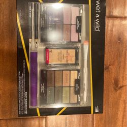 wet n wild, two pallets, highlight, lip liners brush and mascara
