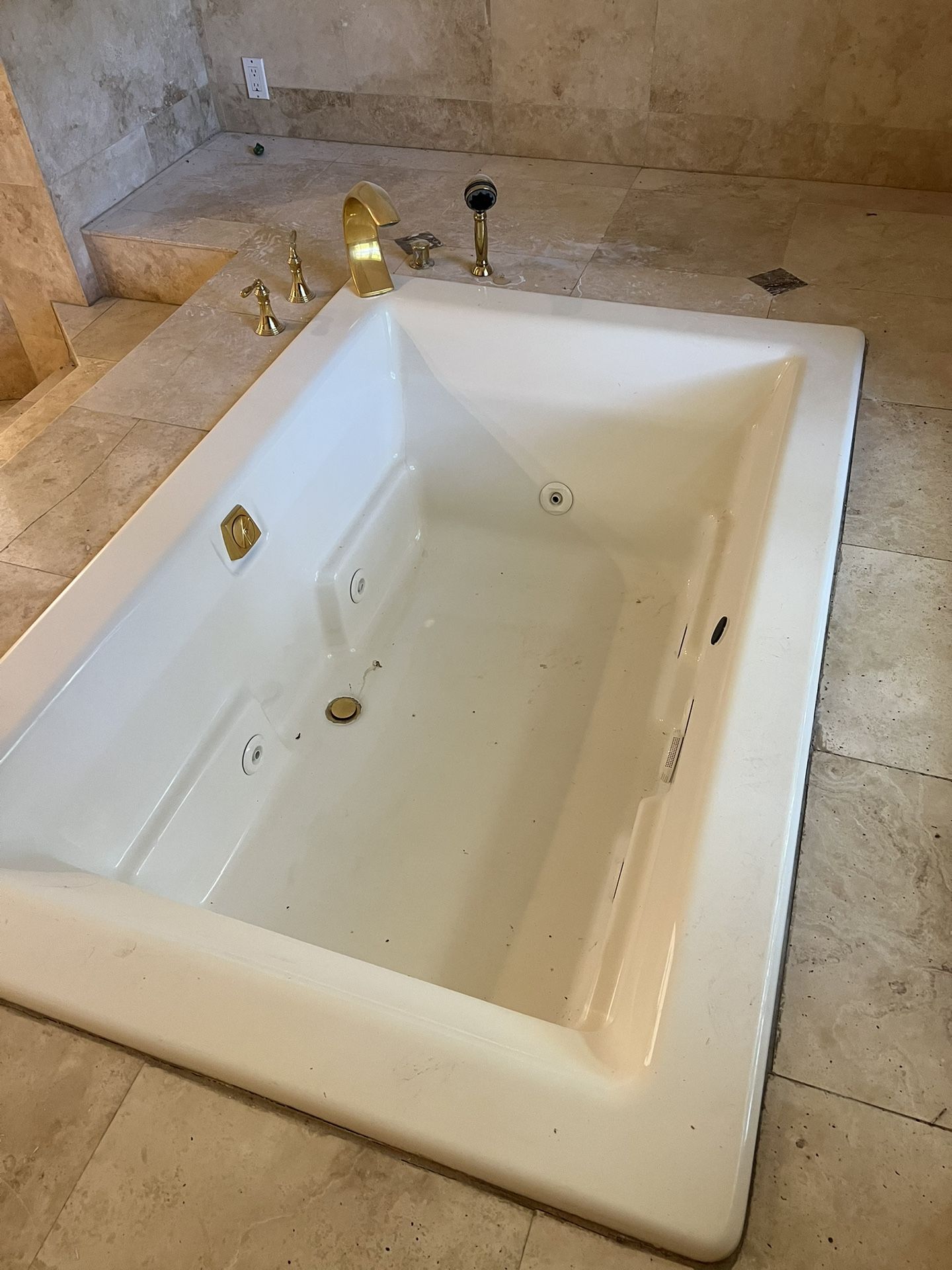 Beautiful KOHLER JACUZZI TUB WITH FAUCET ALSO VANITY! for Sale in
