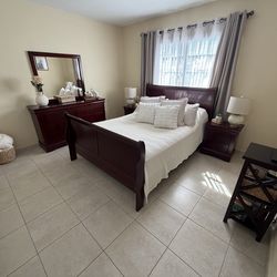 Fully Furnished Queen Bedroom Set + TV + Chromecast – Complete Setup. Juego de cuarto completo