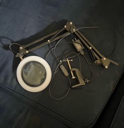 Magnifying light