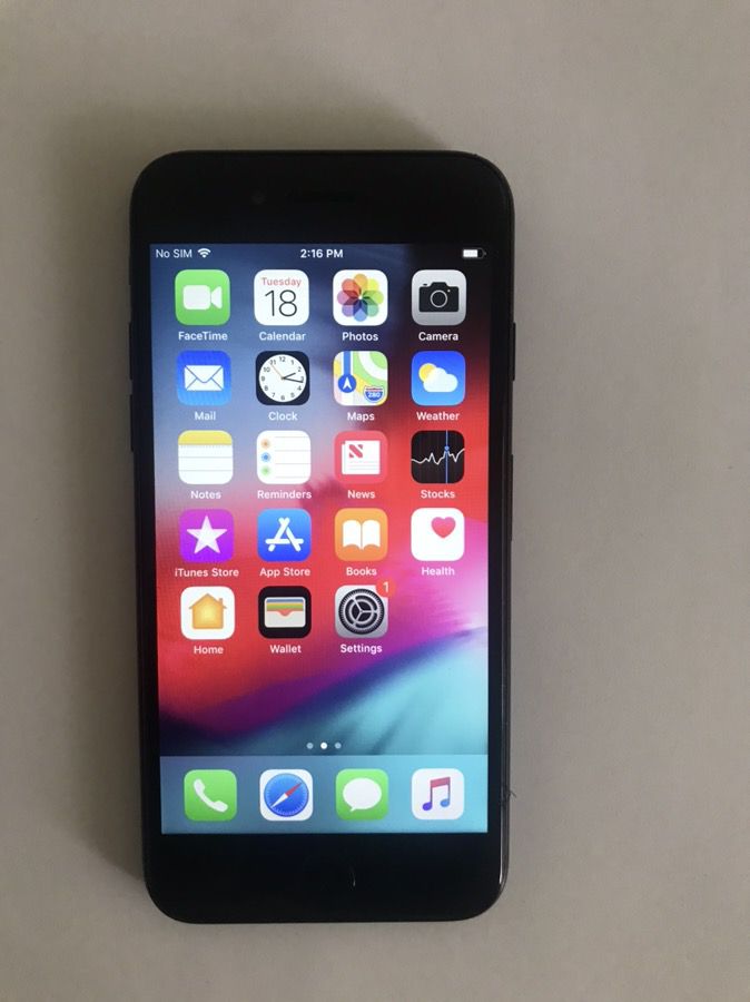 iPhone 7 Unlocked 32 GB Mattte Black With 3 Cases