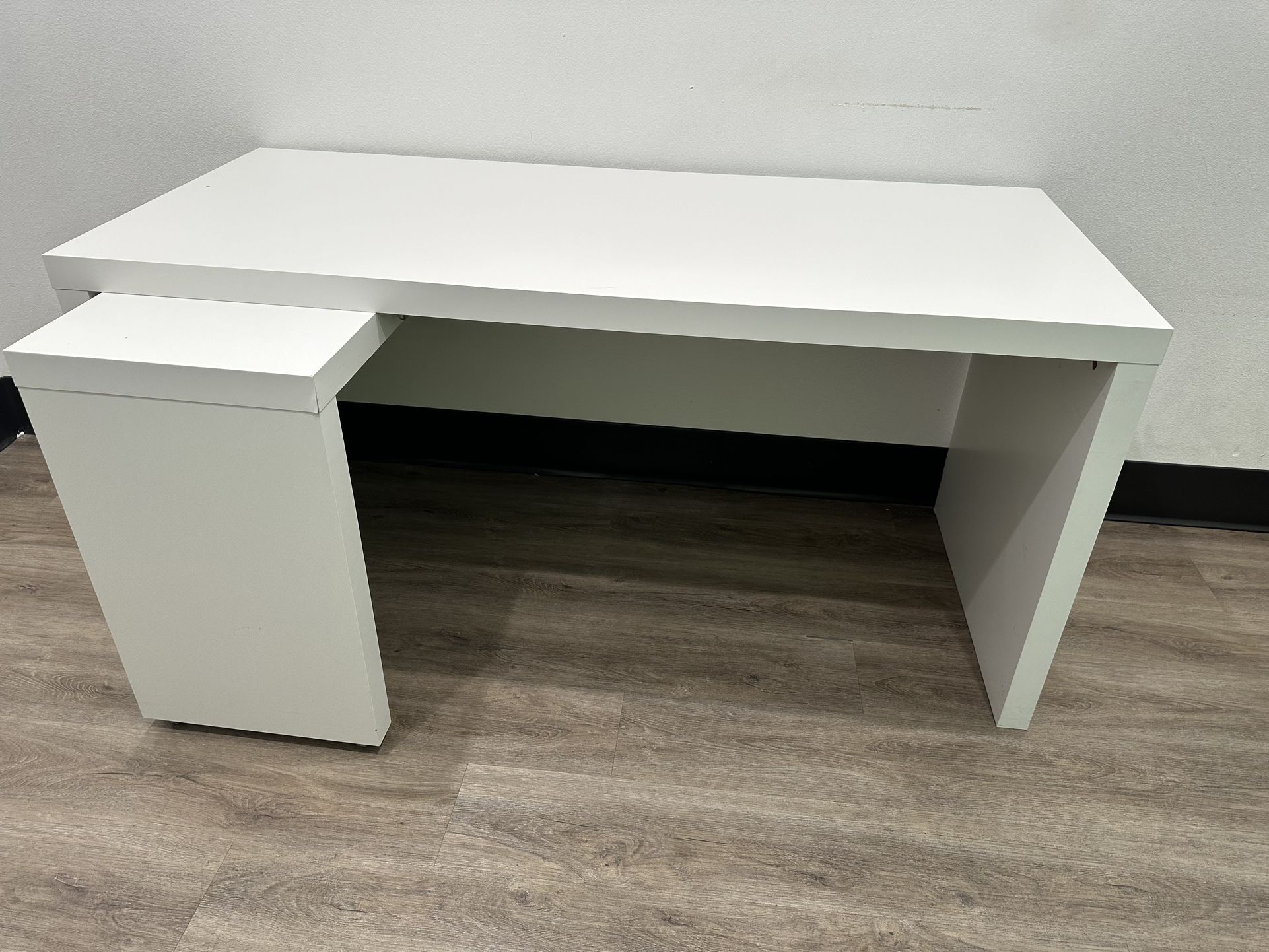 IKEA Malm Desk for Sale in Las Vegas, NV OfferUp