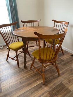 Nichols & Stone Solid Wood Dining Set Round Table & 4 Chairs