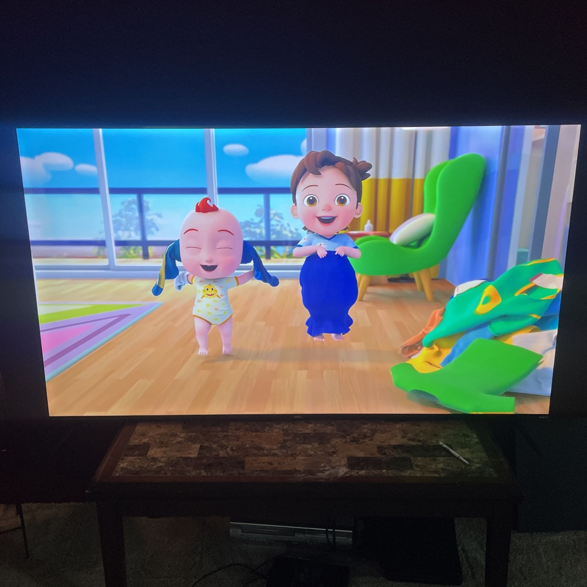 82 INCH FLATSCREEN ROKU TV