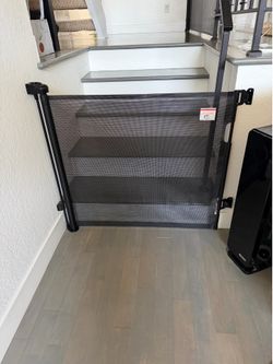Retractable baby/dog gate