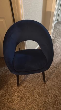 Modern style velvet chair
