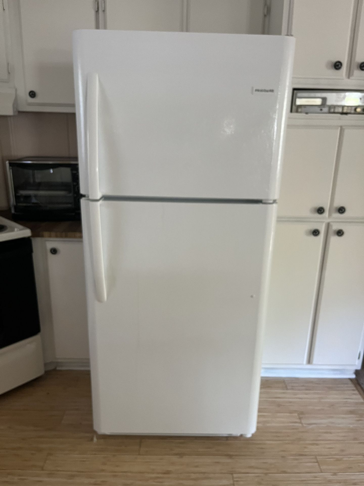 BRAND NEW Frigidaire Refrigerator