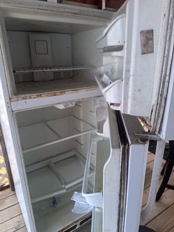 $25 Come earn: Just pick up Fridge: Not working   Need it out