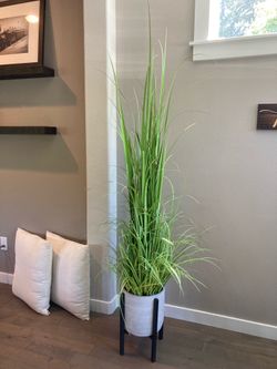 Artificial grass in Concrete Pot w/Stand