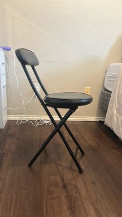 Black foldable chair