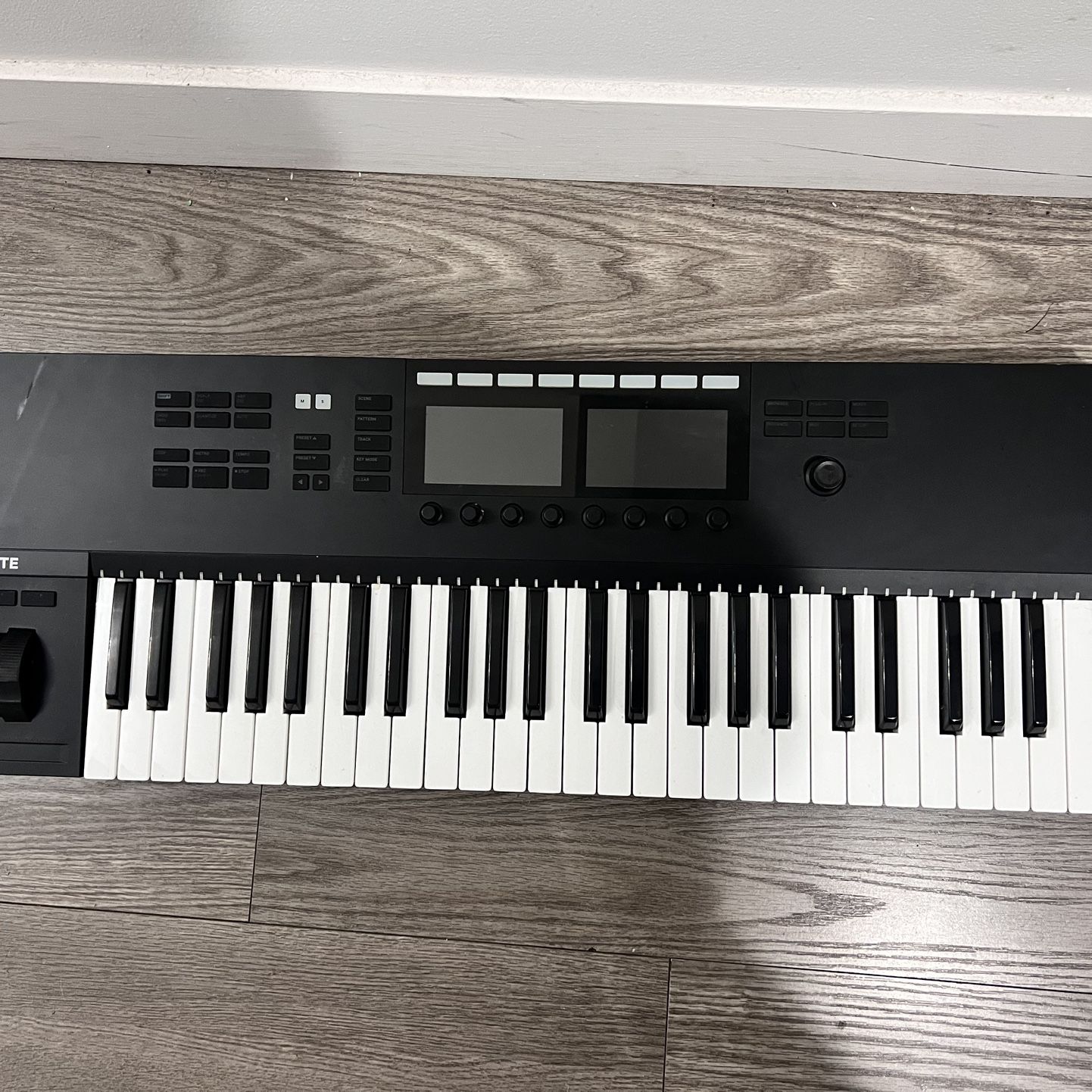 Native Instruments Kontrol S49 - 49 Key MIDI Keyboard 