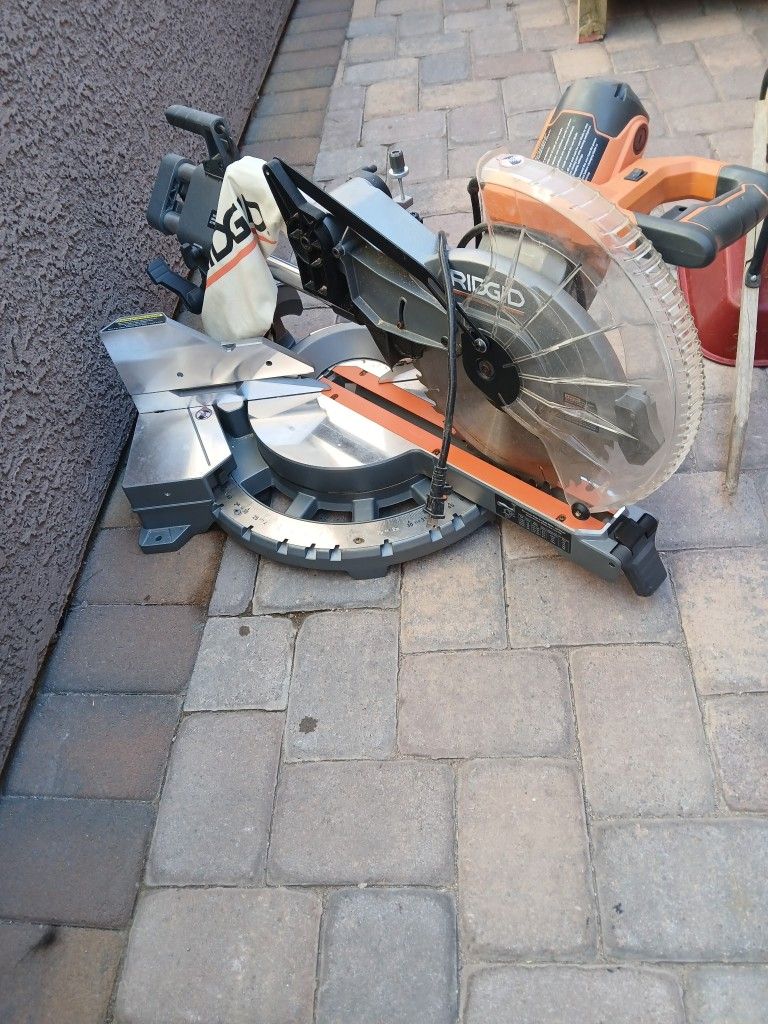 Dual Bevel Sliding Miter Saw