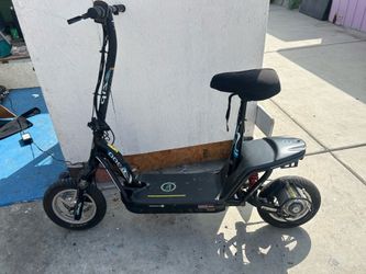 Ezip 1,000 electric scooter runs up to 25-30 mph just bought 3 new batteries for it total 36v warranty for up to 5-10 years