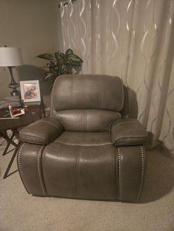 COMFORTABLE LEATHER RECLINER