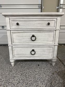 Lexington Oyster Bay Cedarhurst Nightstand with Three Drawers Distressed Oyster Finish