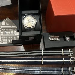 Tissot Gentleman Powermatic 80 Silicium Silver Dial w/ Straps