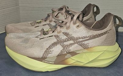 Asics Wmns NovablastMax 5 'Mineral Beige'
Women's size 8.5
Excellent condition
Super clean inside and N out
Pls see all pictures for details