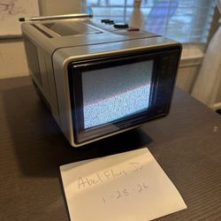 Vintage Realistic 5” portable color TV CORDLESS 