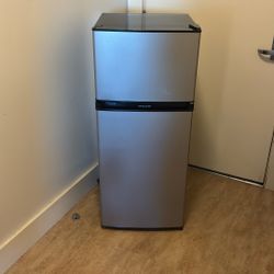 Refrigerator (medium)