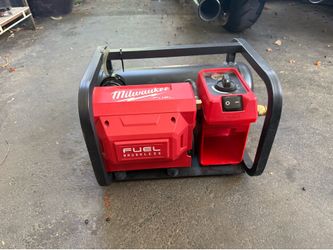 Milwaukee M18 FUEL 18-Volt Lithium-lon Cordless 2 Gal. Compact Electric Quiet Air Compressor (Tool-Only) w/Clear Safety Glasses