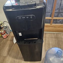 Water depenser one 5 gallon water