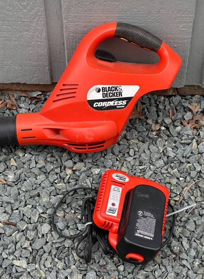 Black & Decker 18 Volt Cordless Electric Broom Hard Surface Sweeper Blower Battery And Charger Included