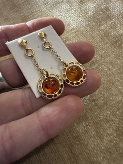 NIB AMBER IN GOLD DANGLE EARRINGS